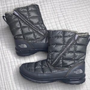 The North Face Thermoball Puffer Gray
Quilted Winter Boots Women's Size 8